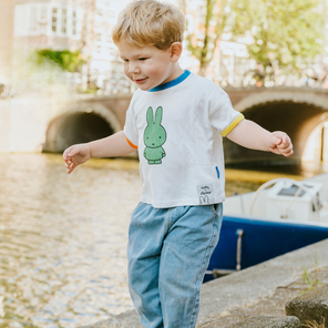 Niño con la camiseta infantil blanca Miffy con un estampado verde Miffy