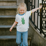 Niño con la camiseta infantil blanca Miffy con un estampado verde Miffy