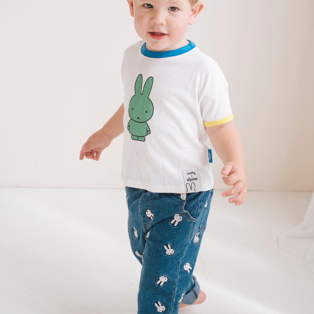 Niño con la camiseta infantil blanca Miffy con un estampado verde Miffy