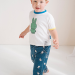 Niño con la camiseta infantil blanca Miffy con un estampado verde Miffy