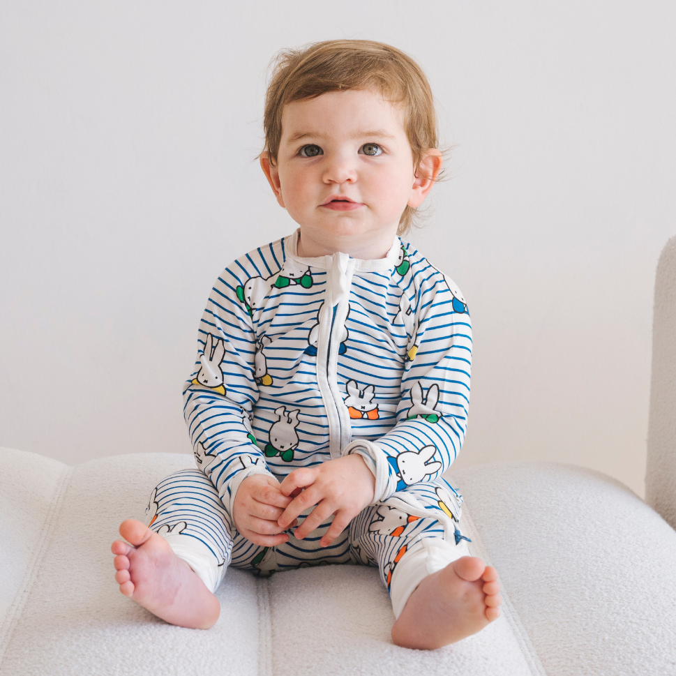 Bebé con el mono de bambú ZIPSTER x Miffy pelele de bambú «Peek-a-Boo Blue»