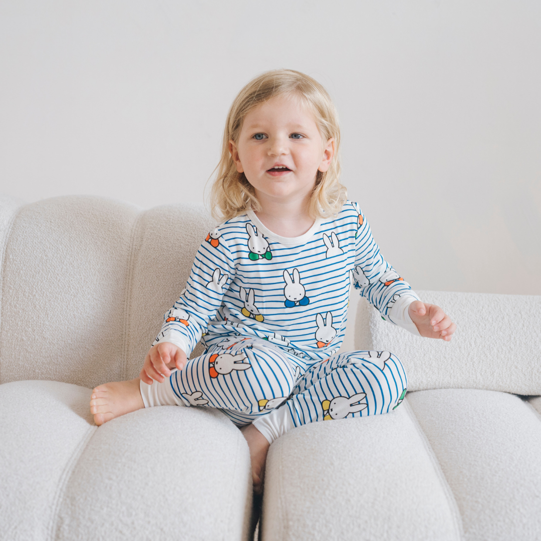 Niño con el conjunto de pijama de bambú «Peek-a-Boo Blue» de la colección infantil Miffy