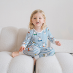 Niño con el conjunto de pijama de bambú «Peek-a-Boo Blue» de la colección infantil Miffy
