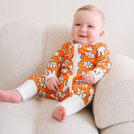Bambino con indosso il ZIPSTER x Miffy Daisy Days in bambù Pagliaccetto
