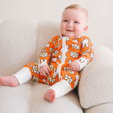 Bambino con indosso il ZIPSTER x Miffy Daisy Days in bambù Pagliaccetto