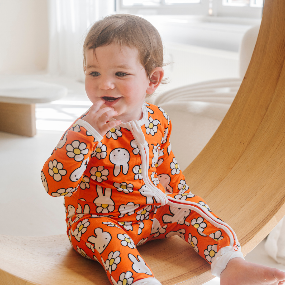 Bambino con indosso il ZIPSTER x Miffy Daisy Days in bambù Pagliaccetto