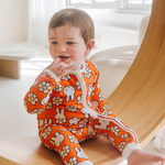 Bambino con indosso il ZIPSTER x Miffy Daisy Days in bambù Pagliaccetto