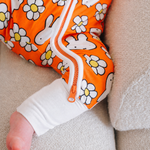 Bambino con indosso il ZIPSTER x Miffy Daisy Days in bambù Pagliaccetto