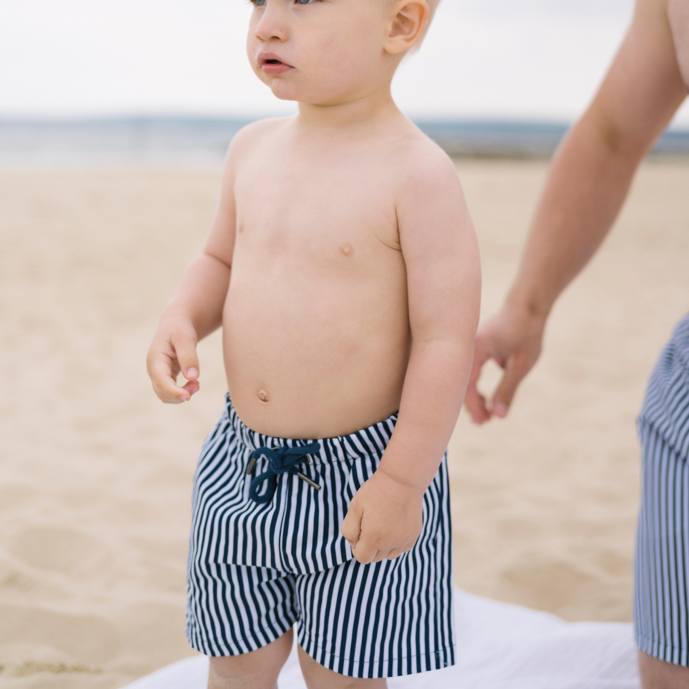 Ragazzi, costume da bagno a strisce nautiche