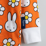 Bambino che indossa il completo pigiama in bambù della linea Miffy Daisy Days per bambini