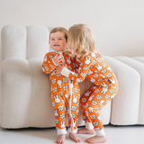 Bambino con indosso il ZIPSTER x Miffy Daisy Days in bambù Pagliaccetto