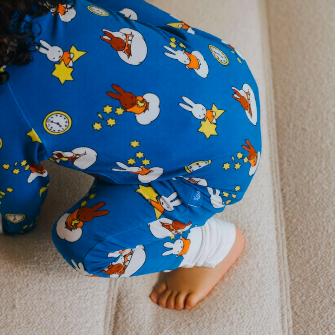 Bebé con el pijama de bambú ZIPSTER x Miffy Starry Sleep de bambú