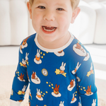 Dziecko ubrane w dziecięcy zestaw piżamowy z bambusa „Miffy Starry Sleep”