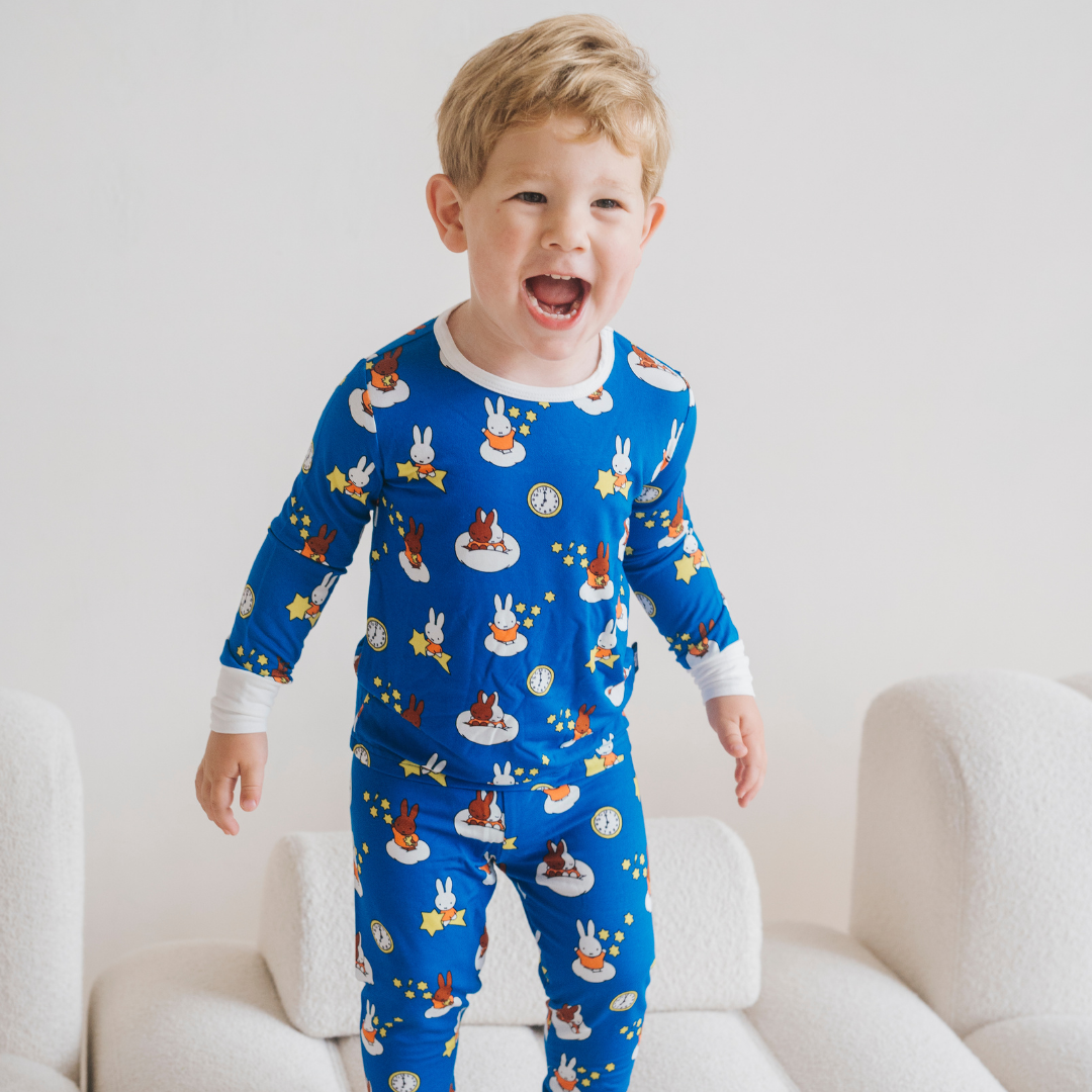 Dziecko ubrane w dziecięcy zestaw piżamowy z bambusa „Miffy Starry Sleep”