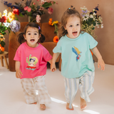 Camiseta infantil oversize color menta con el diseño «Frida Parrot»