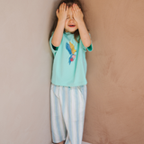 Camiseta infantil oversize color menta con el diseño «Frida Parrot»