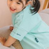 Camiseta infantil oversize color menta con el diseño «Frida Parrot»