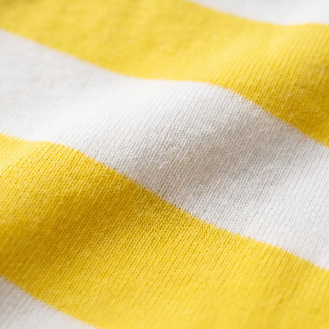 Primer plano del suave tejido de bambú de la camiseta infantil de rayas con cuello redondo Miffy «In Bloom»