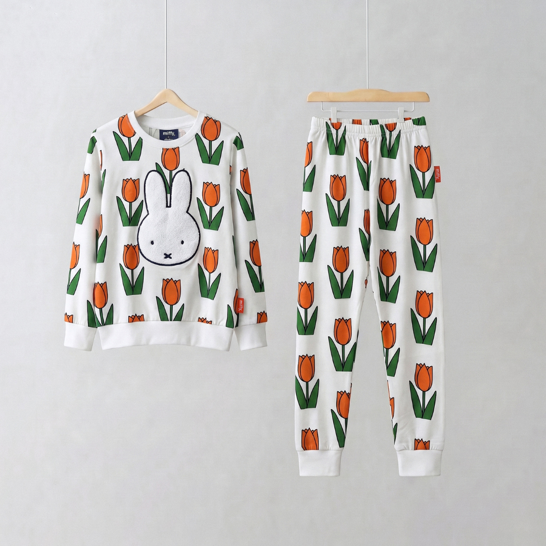 Miffy en el conjunto de salón de bambú con estampado de tulipanes «Meadow», vista frontal