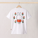 Vista trasera de la Miffy camiseta blanca para dar el pecho, con un gran estampado de Miffy entre tulipanes