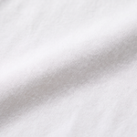 Primer plano del suave tejido de bambú de la camiseta blanca de lactancia Miffy