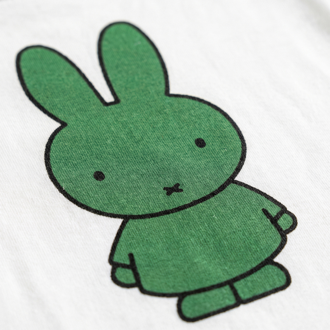 Detalle del diseño de la camiseta infantil blanca Miffy camiseta infantil blanca con estampado verde Miffy