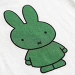 Detalle del diseño de la camiseta infantil blanca Miffy camiseta infantil blanca con estampado verde Miffy