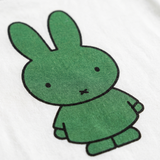Detalle del diseño de la camiseta infantil blanca Miffy camiseta infantil blanca con estampado verde Miffy