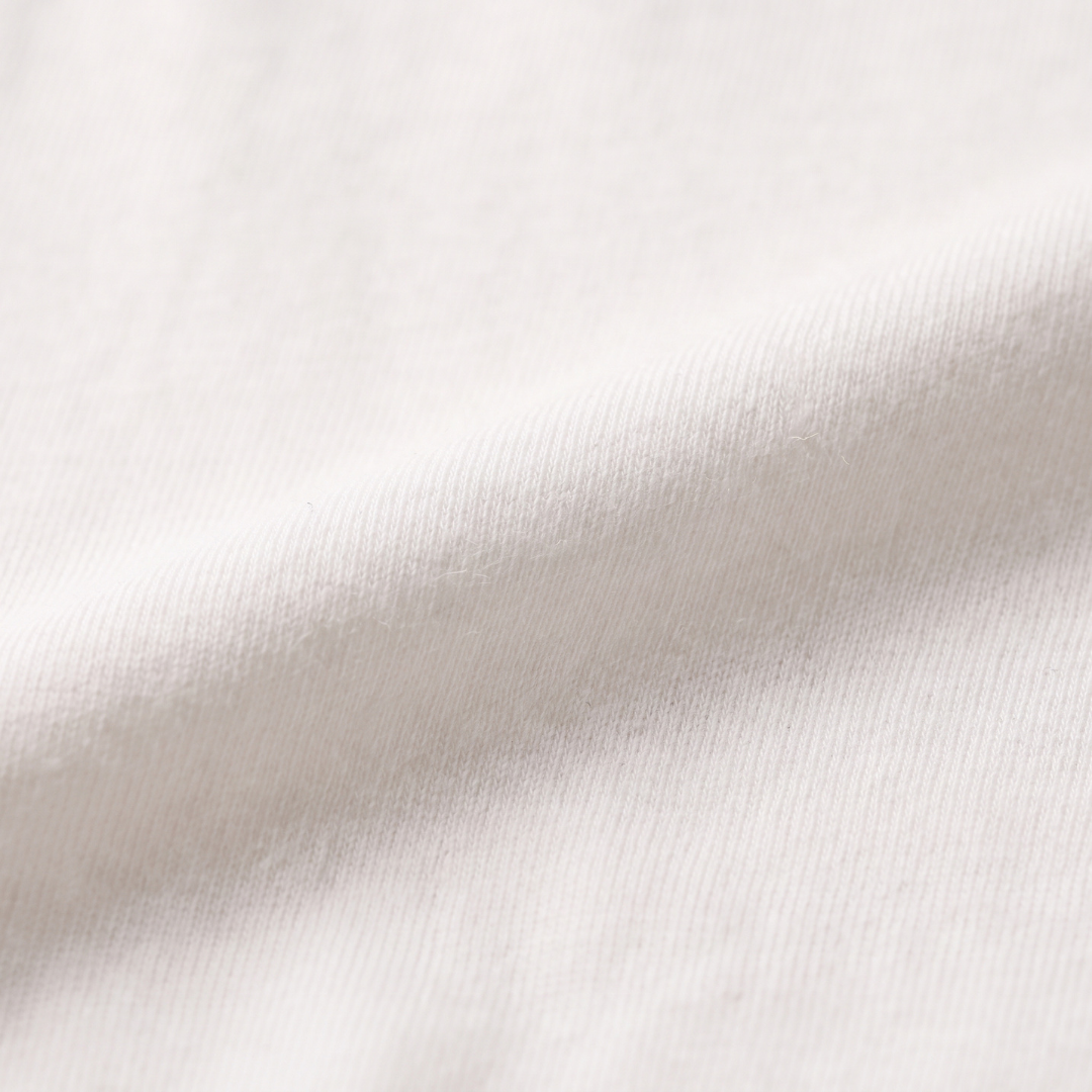 Primer plano del suave tejido de bambú de la camiseta infantil blanca Miffy con estampado verde Miffy