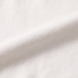 Primer plano del suave tejido de bambú de la camiseta infantil blanca Miffy con estampado verde Miffy