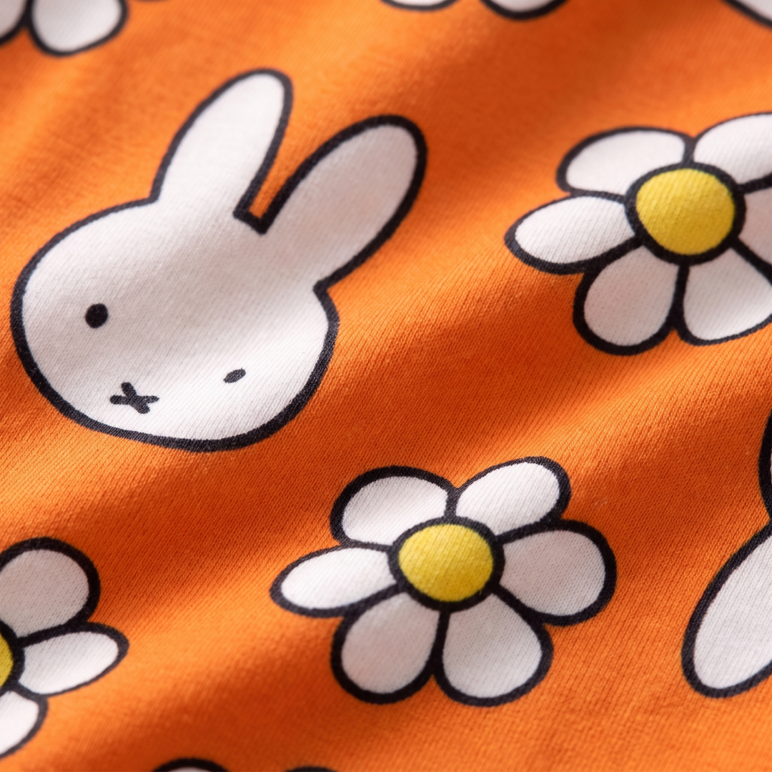 Primo piano sul morbido tessuto di bambù del modello ZIPSTER x Miffy Daisy Days bambù Pagliaccetto