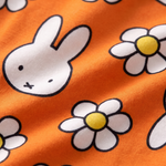 Primo piano sul morbido tessuto di bambù del modello ZIPSTER x Miffy Daisy Days bambù Pagliaccetto