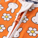 Dettaglio con cerniera a doppio cursore sul ZIPSTER x Miffy Daisy Days in bambù Pagliaccetto