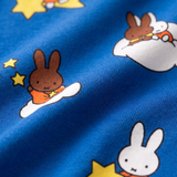Primer plano del suave tejido de bambú del ZIPSTER x Miffy pijama de bambú «Starry Sleep».