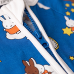 Detalle de cremallera bidireccional en el ZIPSTER x Miffy pelele de bambú Starry Sleep